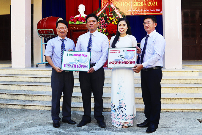 Ban Biên tập Báo Khánh Hòa tặng biểu trưng Tủ sách lớp em và  vở cho Trường Tiểu học và Trung học Cơ sở Cam Lập trong ngày khai giảng năm học 2020-2021.