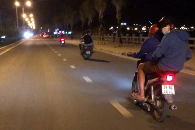 Nhóm thiếu niên dọa người đi đường bằng kiếm… nhựa