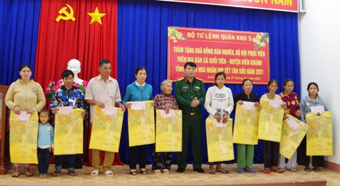 Đại tá Trịnh Việt Thành trao quà cho các gia đình.