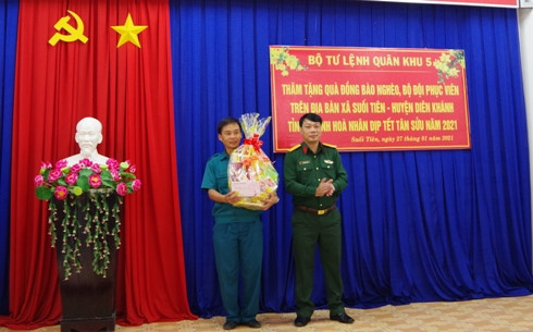 Đại tá Trịnh Việt Thành trao quà cho Ban CHQS xã Suối Tiên.