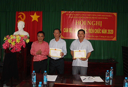 Ông Đặng Quang Thành trao Giấy khen của Giám đốc Sở Nông nghiệp và Phát triển nông thôn cho 2 tập thể