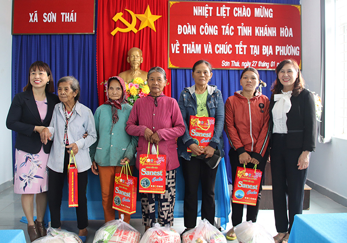 Tặng gần 550 suất quà Tết cho đồng bào dân tộc thiểu số xã Sơn Thái