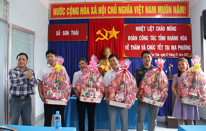 Đoàn công tác tặng quà cho UBND xã Sơn Thái