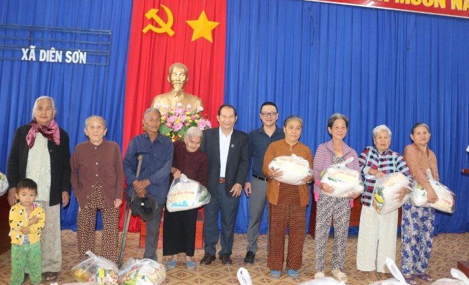 Tặng 50 suất quà Tết cho người cao tuổi xã Diên Sơn