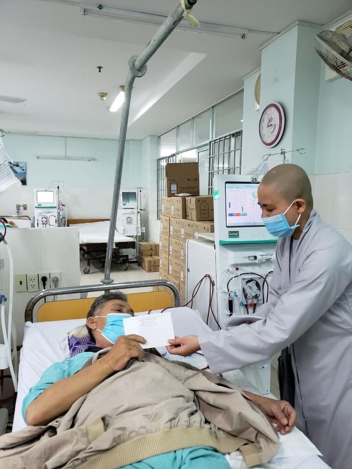 Tặng 60 suất quà cho bệnh nhân nghèo, có hoàn cảnh khó khăn