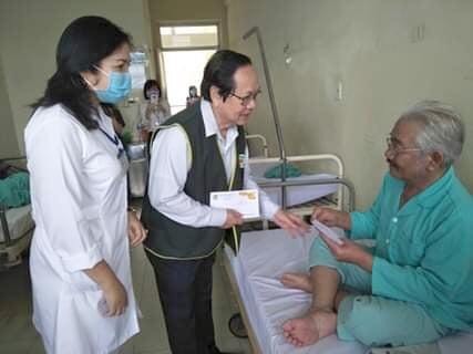 Ông Trương Tấn Minh - Chủ tịch Hội Bảo trợ người khuyết tật, trẻ mồ côi và bệnh nhân nghèo trao tặng quà cho bệnh nhân