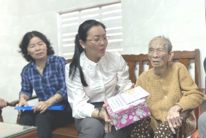 Trao quà chúc thọ của Chủ tịch nước cho 4 người 100 tuổi tiêu biểu ở Ninh Hòa