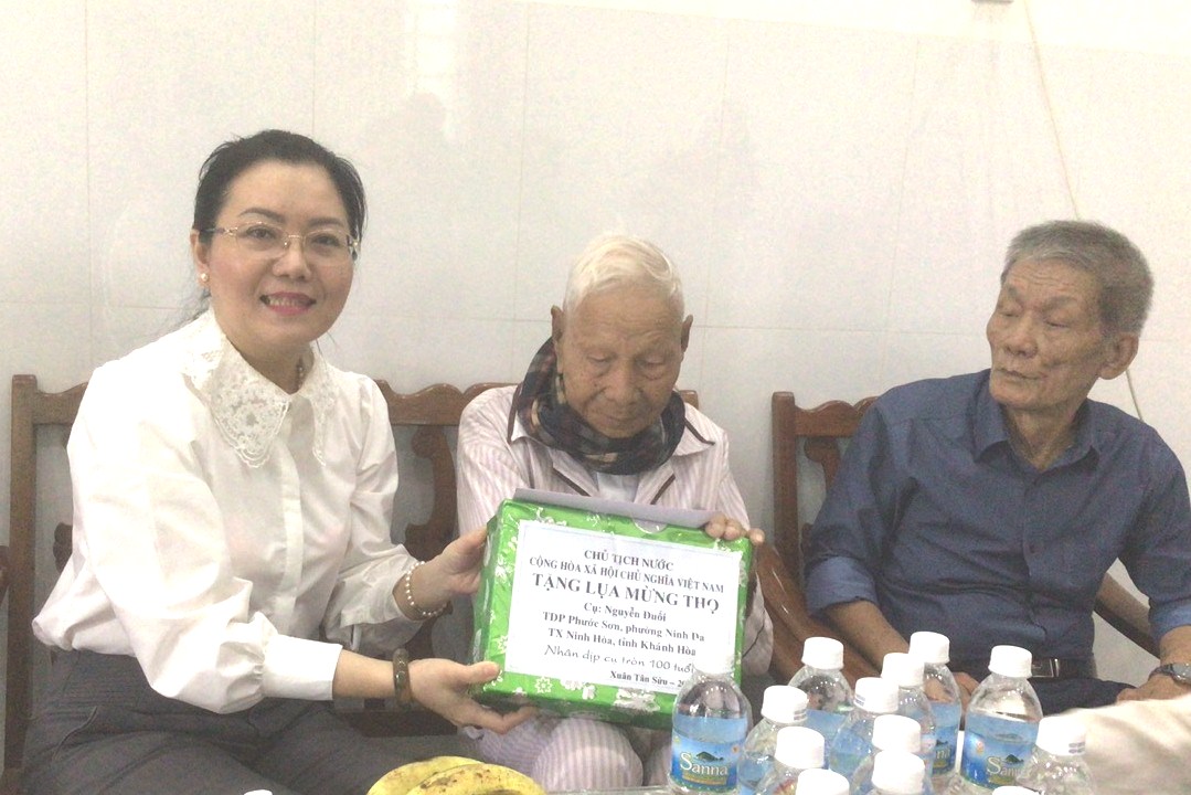  Đại diện đoàn trao quà chúc thọ cho ông Nguyễn Đuổi.