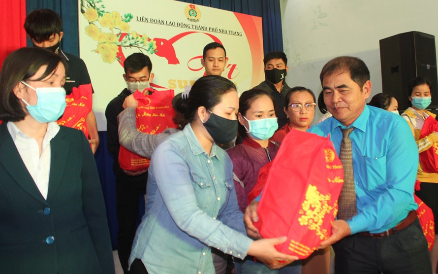  Đại diện Liên đoàn Lao động TP. Nha Trang trao quà Tết cho đoàn viên, người lao động.