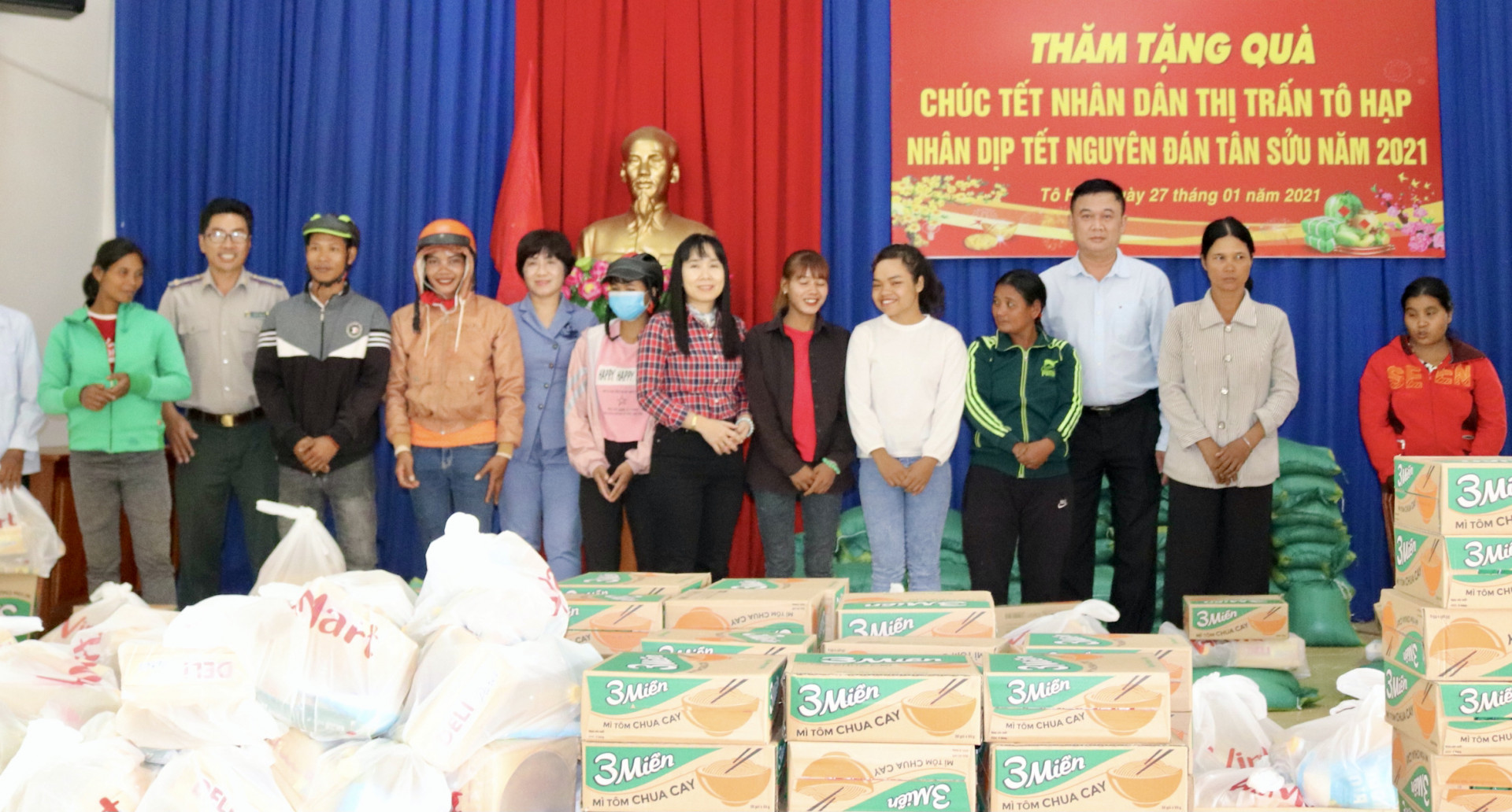 Đoàn công tác tặng quà Tết cho 80 gia đình có hoàn cảnh khó khăn tại thị trấn Tô Hạp.
