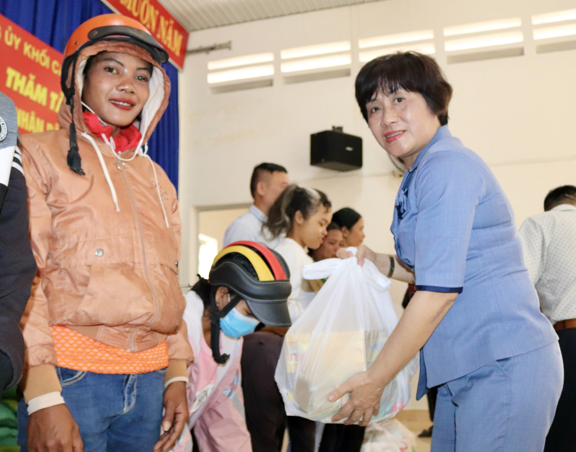 Phạm Thị Khánh Hương - Tỉnh ủy viên, Bí thư Đảng ủy Khối tặng quà cho các hộ gia đình khó khăn huyện Khánh Sơn.