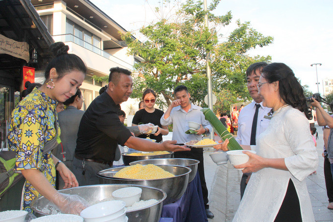 Lễ hội  &quot;Nấu bánh Tét - Trở về Tết xưa &quot; của Champa Island Nha Trang là hoạt động đực tổ chức trong Tết Nguyên đán hàng năm
