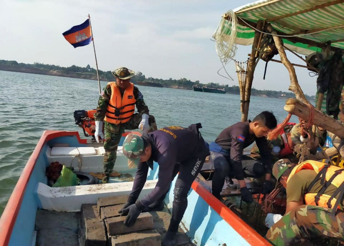 Campuchia phát hiện hơn 6 tấn thuốc nổ dưới lòng sông Mekong.
