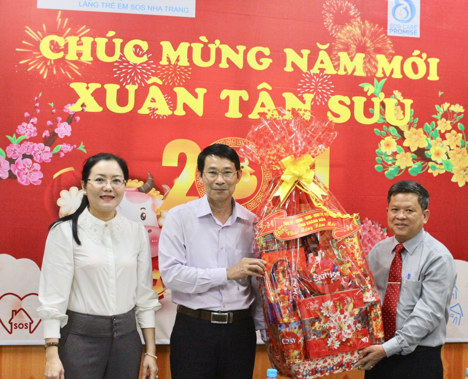Ông Đinh Văn Thiệu tặng quà và chúc Tết Làng SOS Nha Trang 