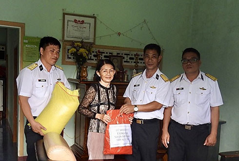 Đại diện đơn vị thăm, tặng quà gia đình Liệt sĩ Bùi Di, xã Cam Phước Tây