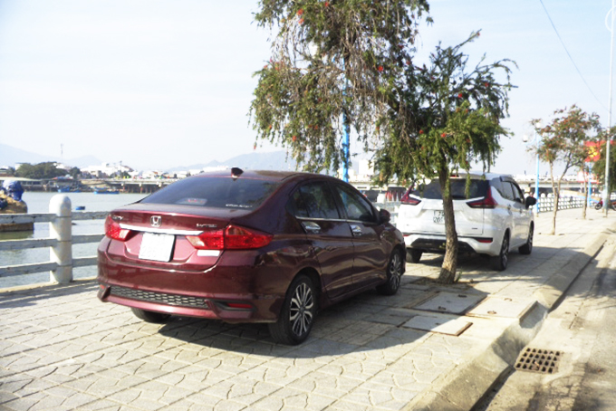 Hành lang đi bộ thành nơi đậu xe