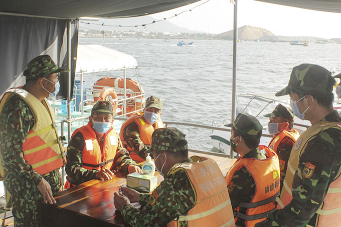 Một kíp tuần tra của Bộ đội Biên phòng tỉnh quán triệt nhiệm vụ trên tàu.