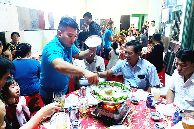 Nhân viên Cơ sở dịch vụ nấu ăn Kiều Thu phục vụ nấu tiệc tại một hộ dân ở TP. Nha Trang.  