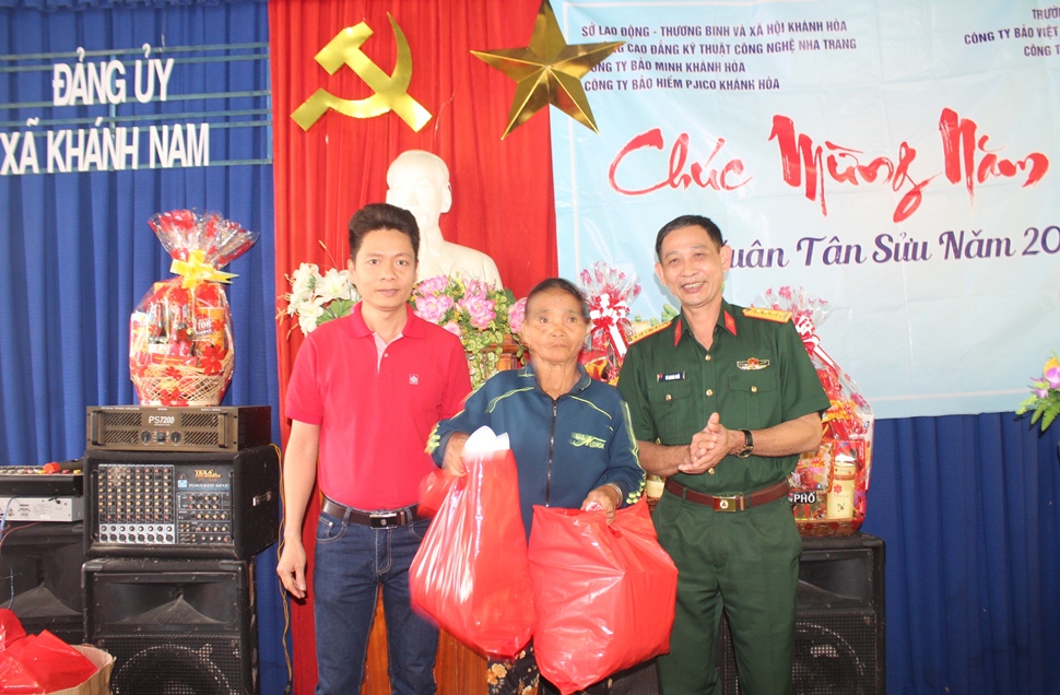 Trao gần 400 suất quà Tết cho người dân xã Khánh Nam