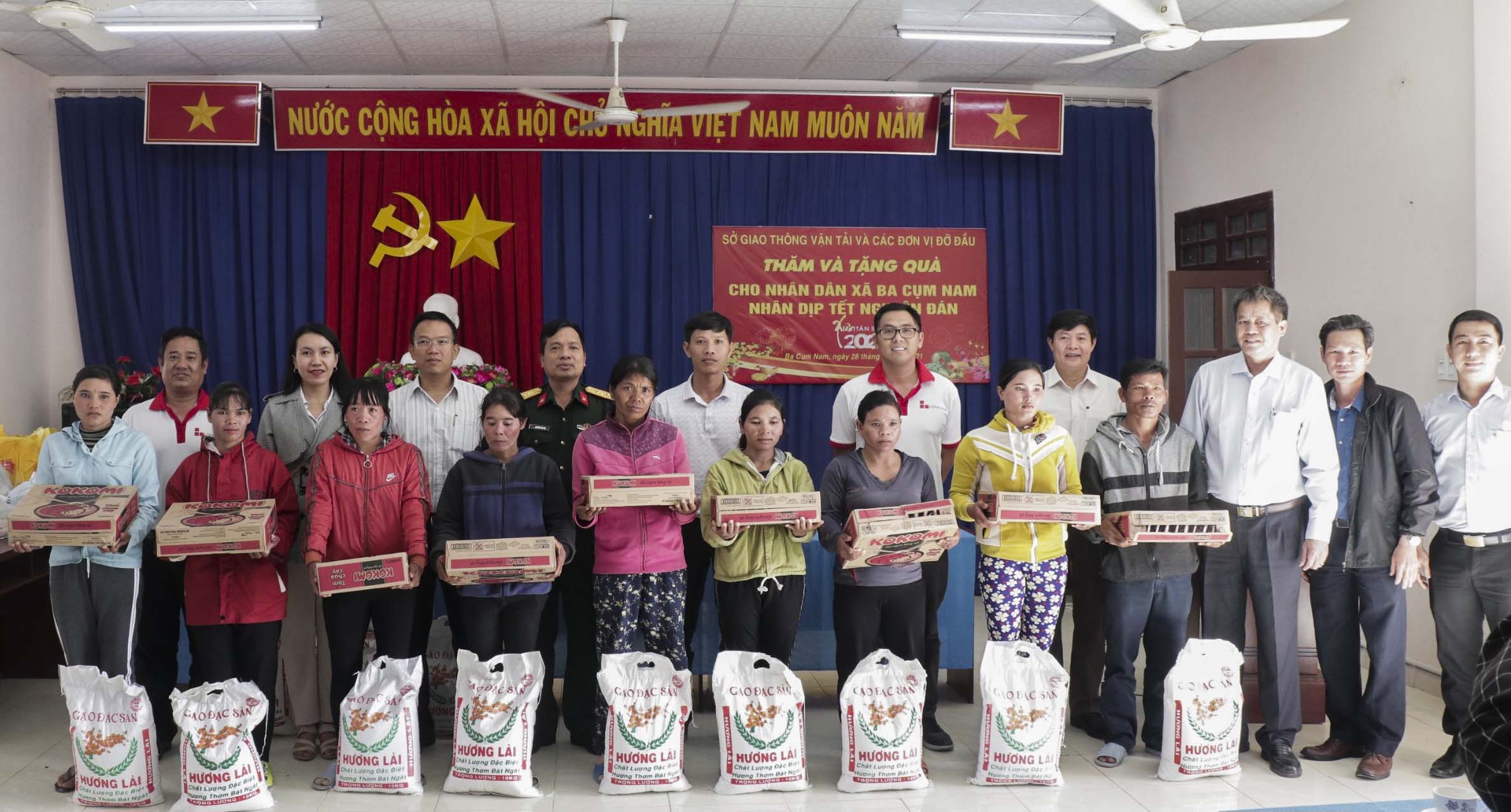 Tặng 836 suất quà Tết cho các hộ gia đình xã Ba Cụm Nam