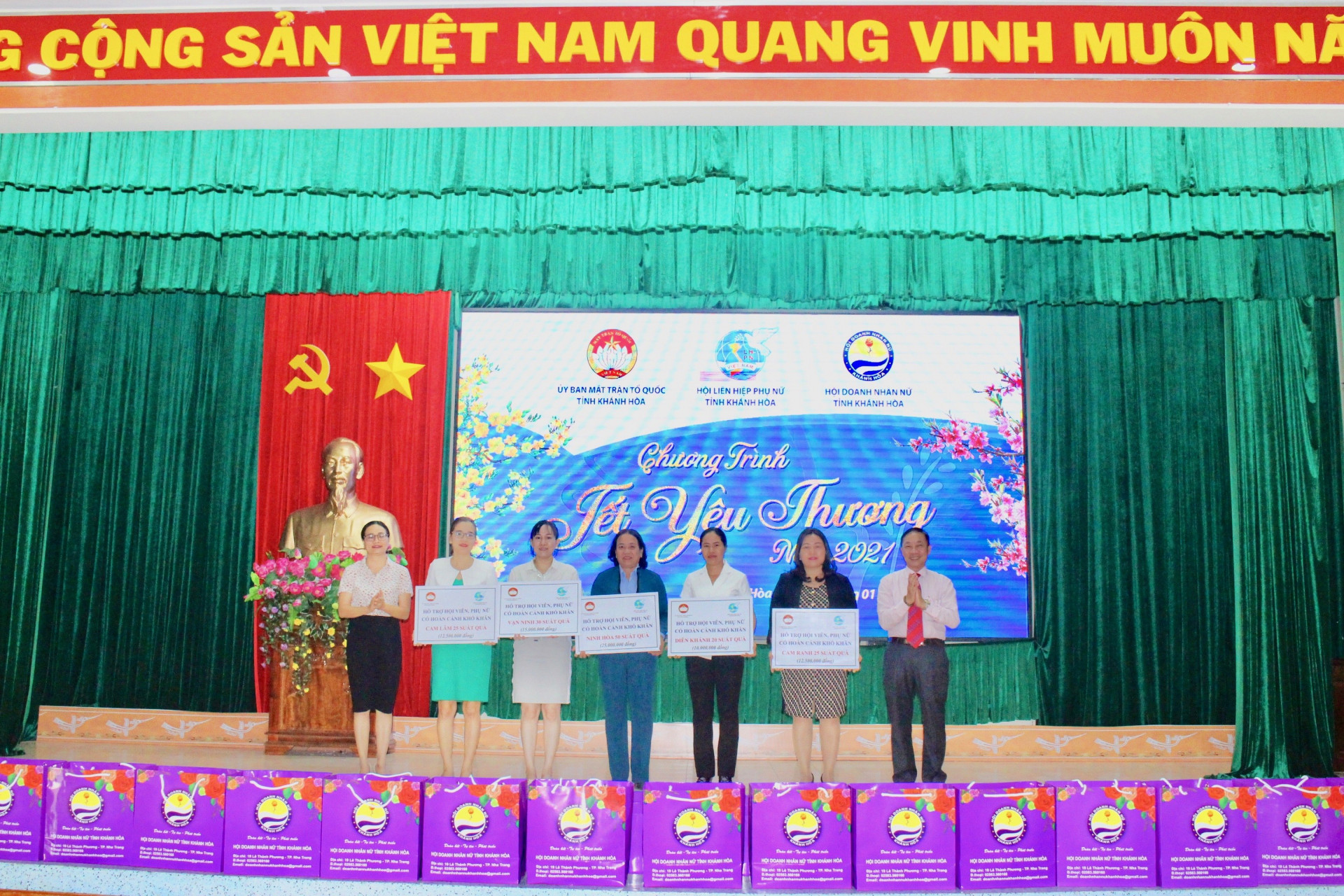 Hội Liên hiệp Phụ nữ cùng Đại diện UBMTTQ Việt Nam tỉnh trao quà Tết cho các hội viên PN có hoàn cảnh khó khăn