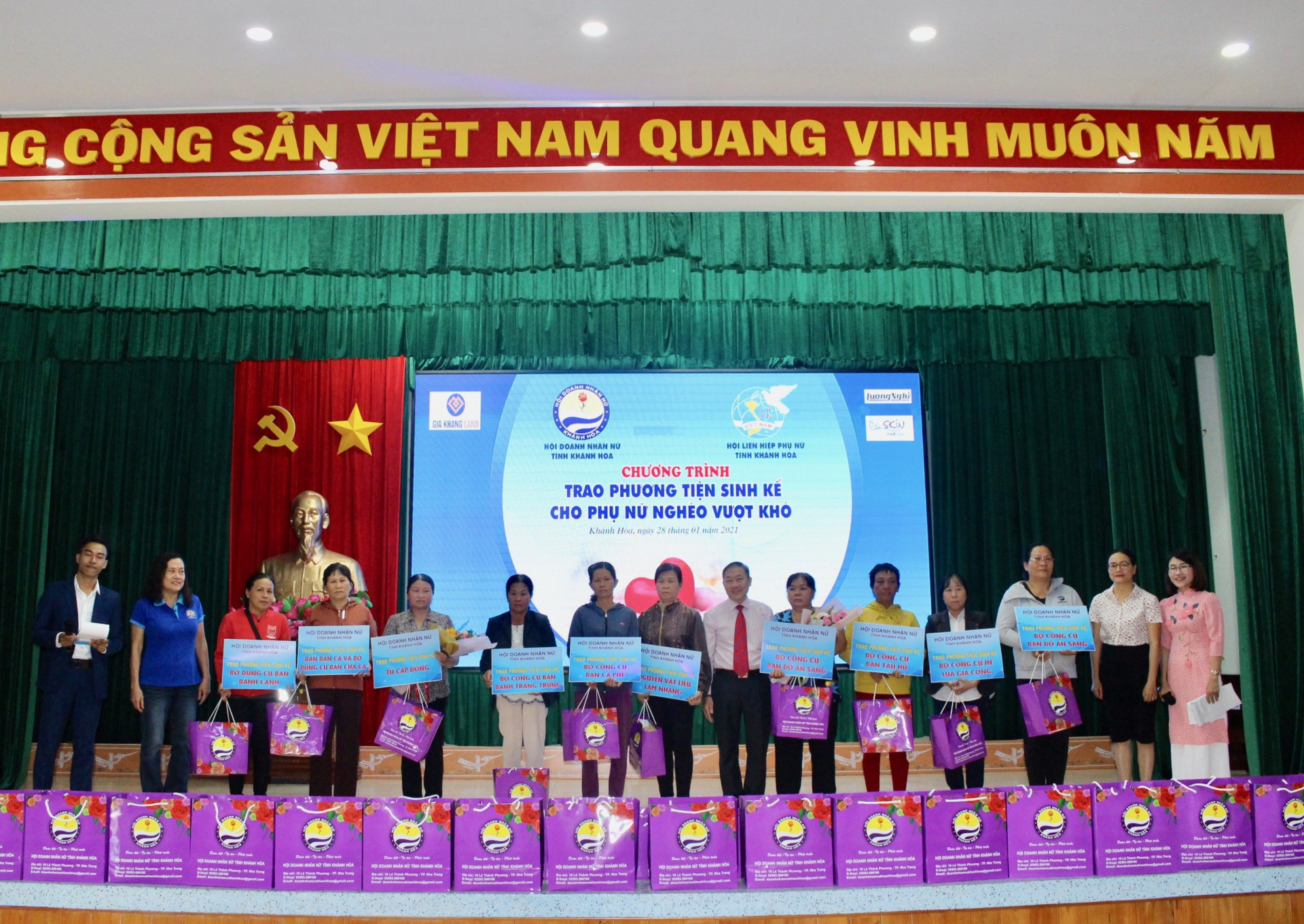 Ban tổ chức trao tặng sinh kế cho các hội viên phụ trên địa bàn TP.Nha Trang