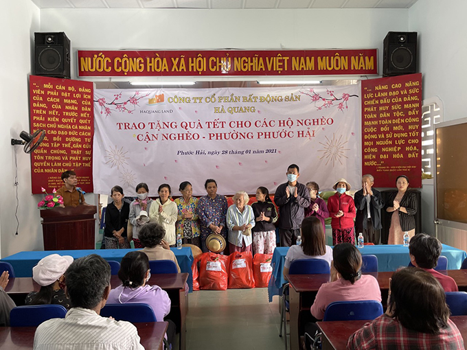 Công ty Cổ phần Bất động sản Hà Quang tặng 131 suất quà cho các gia đình có hoàn cảnh khó khăn