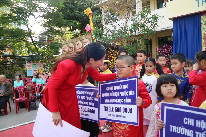 Cô Nguyễn Thị Quỳnh Hoa - Hiệu trưởng nhà trường trao học bổng cho các học sinh. 