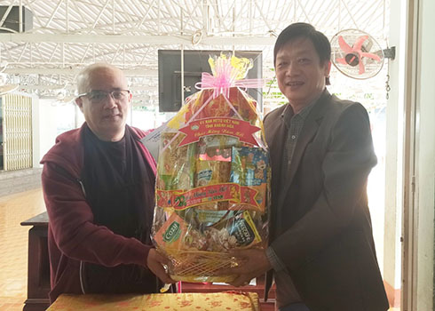 Ông Huỳnh Mộng Giang tặng quà cho chùa Thanh Sơn, xã Cam Hải Đông