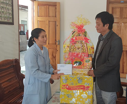 Ông Huỳnh Mộng Giang tặng quà cho Mái ấm nhân ái, xã Cam Phước Đông