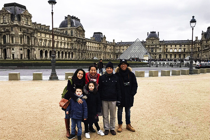 Tác giả, người thứ 2 (hàng sau tính từ bên trái) cùng gia đình tại Bảo tàng Louvre, Paris.