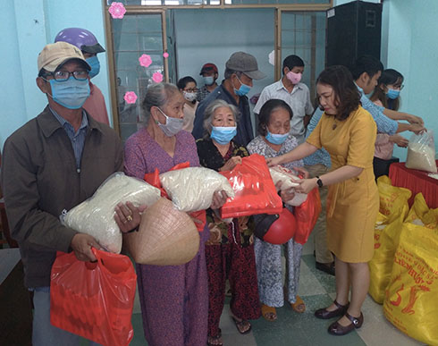 - Bà Nguyễn Thị Cẩm Nhung - Chủ tịch UBMTTQ Việt Nam phường trao quà cho người dân