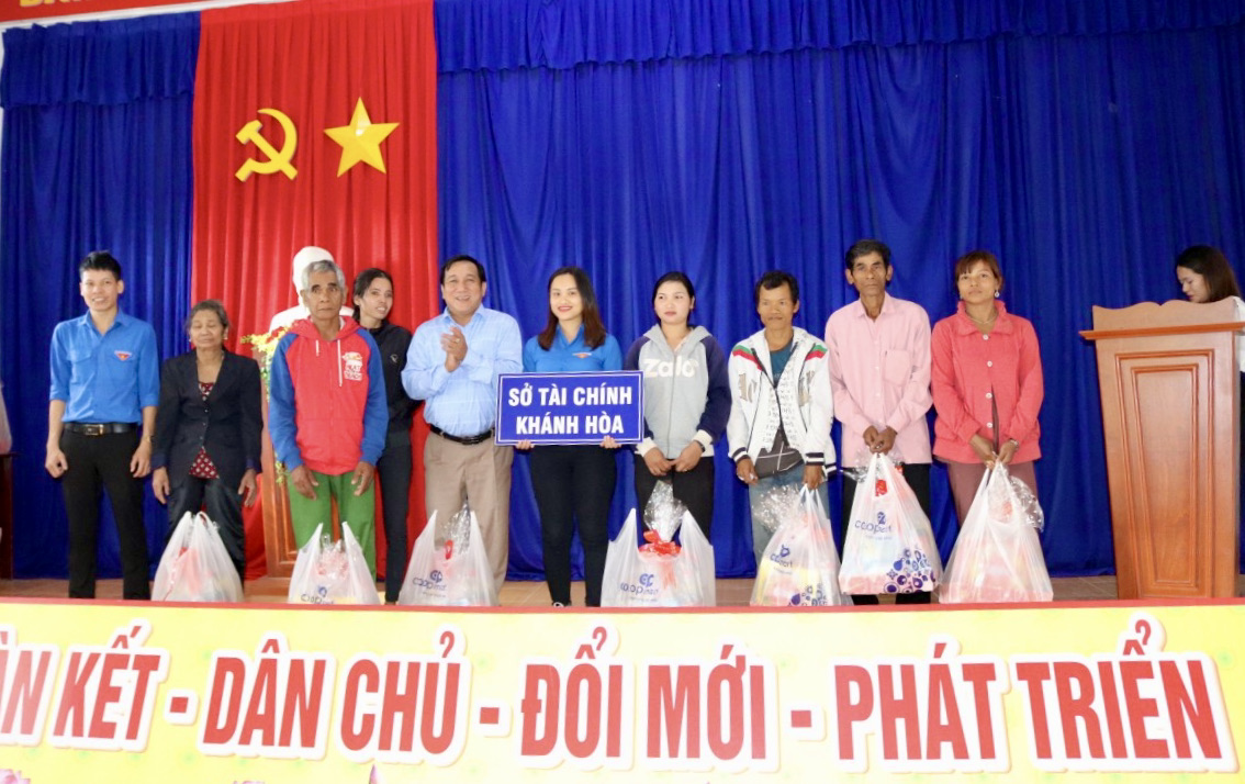 Tặng quà Tết và hỗ trợ mô hình chăn nuôi cho đồng bào khó khăn xã Khánh Thượng