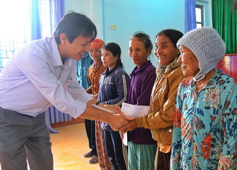 Tặng 485 suất quà Tết cho đồng bào dân tộc thiểu số nghèo, gia đình chính sách