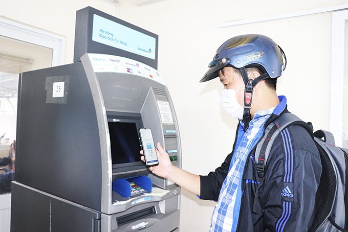 Khách hàng sử dụng ứng dụng rút tiền mặt bằng QR code tại ATM của VietinBank. 