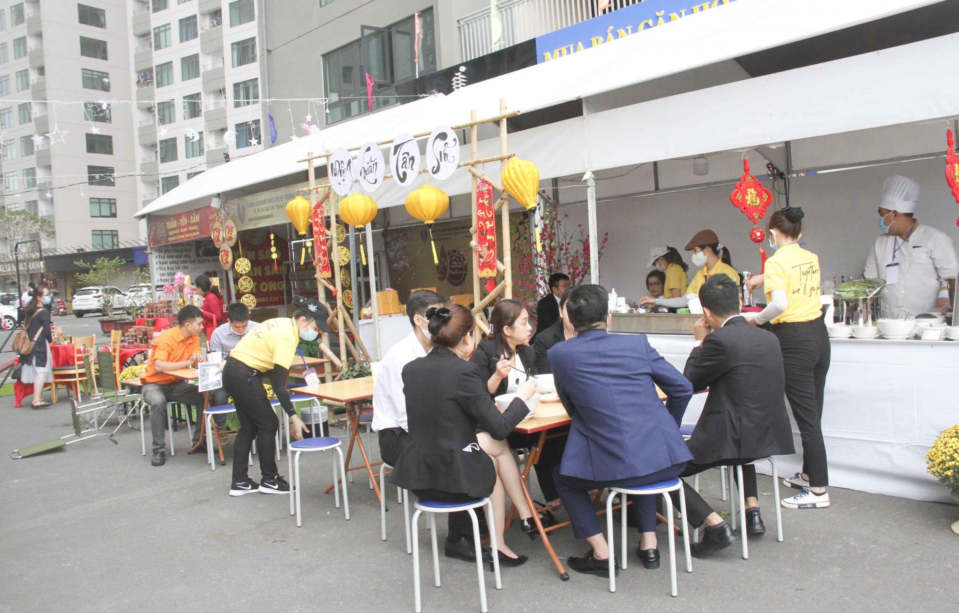 Gian hàng ẩm thực của khách sạn Mường Thanh Viễn Triều tại lễ hội