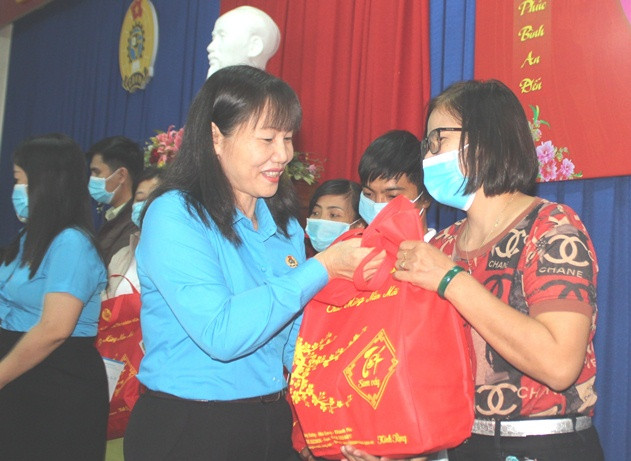 Đại diện Liên đoàn Lao động tỉnh trao quà Tết cho đoàn viên khó khăn.