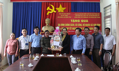 Lãnh đạo các đơn vị tặng quà Tết cho tập thể xã Sơn Bình