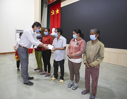 ng Phạm Duy Khánh, Phó trưởng Ban Dân tộc tỉnh Khánh Hòa tặng quà Tết cho các hộ gia đình đồng bào dân tộc thiểu số nghèo tại huyện Diên Khánh.