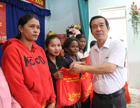 Ông Nguyễn Thế Sinh - Phó Bí thư Thường trực Thành ủy, Chủ tịch HĐND TP. Nha Trang trao quà cho các hộ dân xã Ba Cụm Bắc.