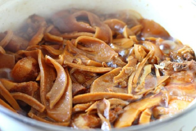 Nồi thịt kho măng ngày Tết