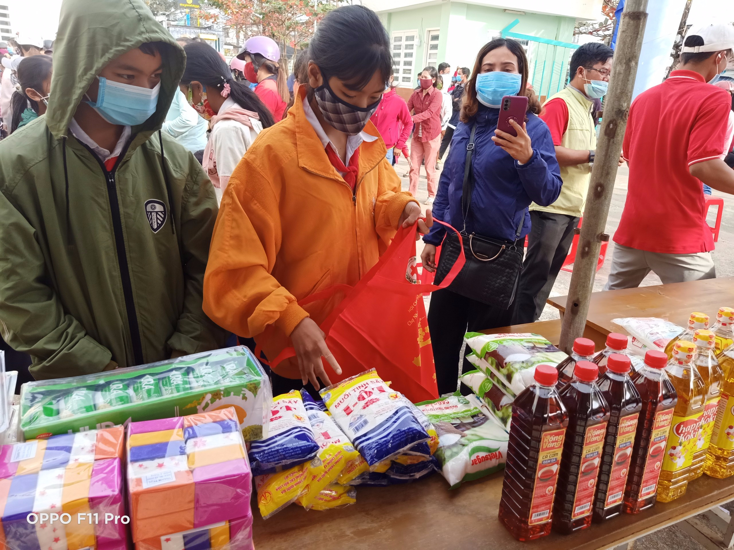 300 hộ nghèo huyện Khánh Vĩnh tham gia hội chợ nhân đạo