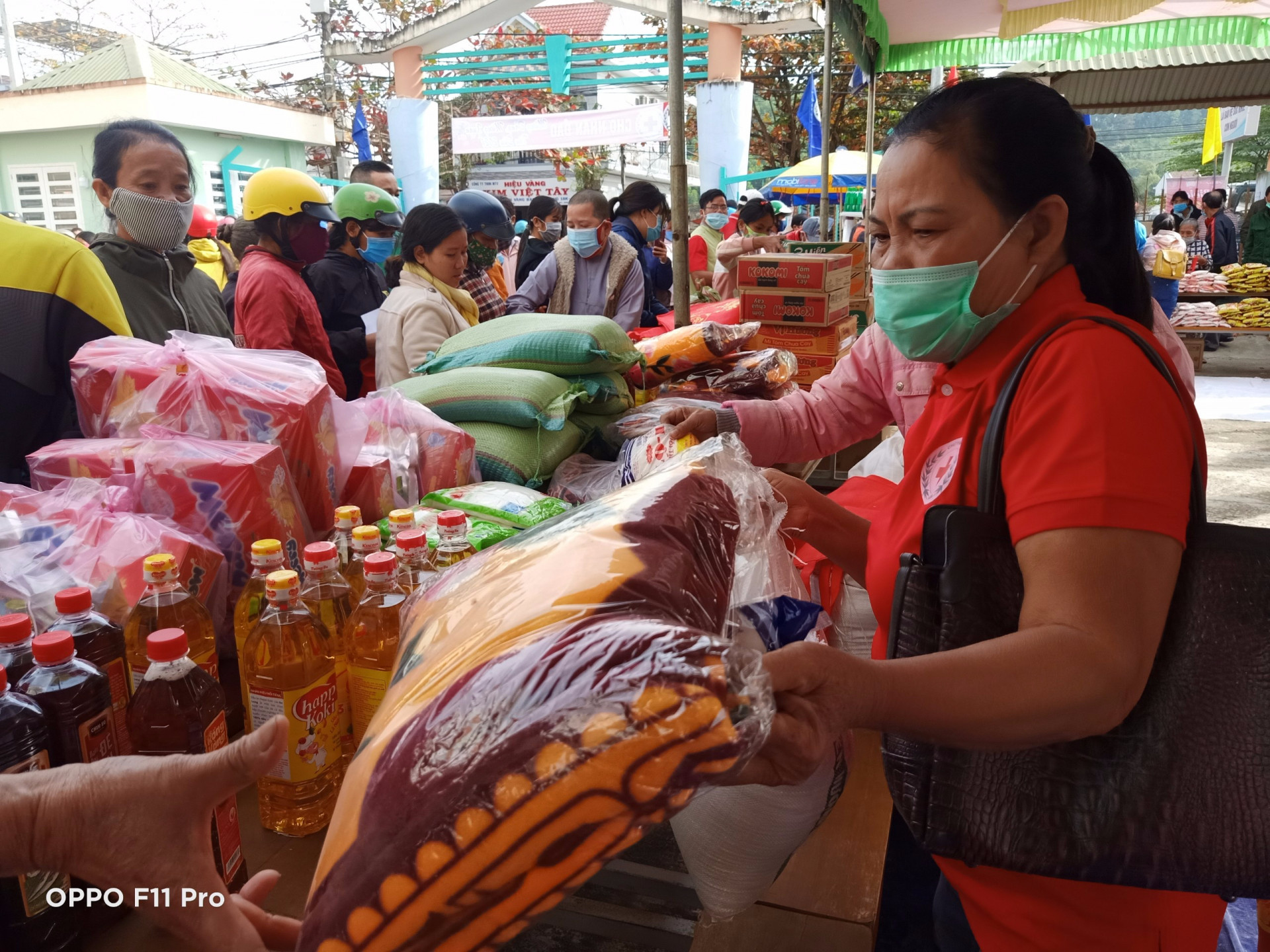 Hội chợ nhân đạo bày bán các mặt hàng thực phẩm thiết yếu