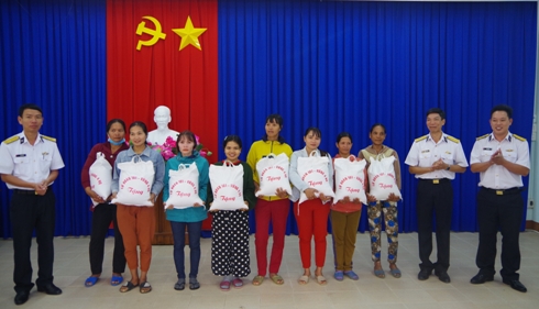 Lữ đoàn 101 Hải quân tặng quà Tết cho đồng bào nghèo và gia đình chính sách