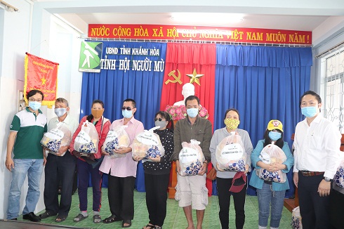 Ngân hàng Vietcombank Chi nhánh Khánh Hòa tặng 1.500 suất quà cho người nghèo