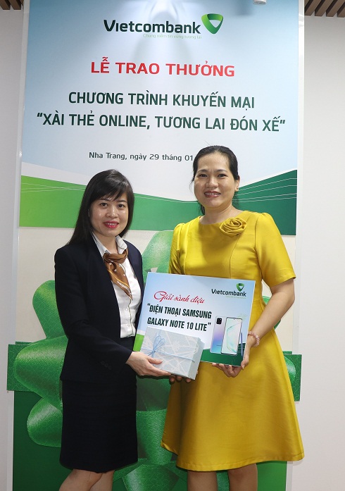 Đại diện Ngân hàng Vietcombank Chi nhánh Khánh Hòa trao giải thưởng cho khách hàng.