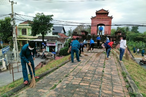 Lực lượng vũ trang thị trấn Diên Khánh ra quân vệ sinh môi trường trên địa bàn