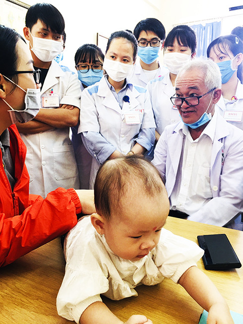 Chuyên gia chỉnh hình nhi ở TP. Hồ Chí Minh khám bệnh cho trẻ tại trung tâm.