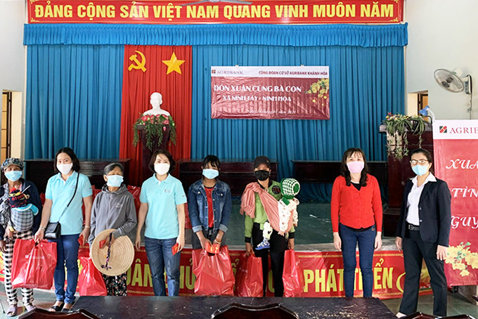Đại diện Agribank Chi nhánh Khánh Hòa trao quà cho người dân xã Ninh Tây.