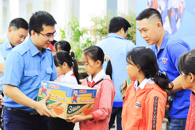 Lãnh đạo Hội Liên hiệp Thanh niên Việt Nam tỉnh trao quà Tết cho học sinh khó khăn huyện Khánh Vĩnh.